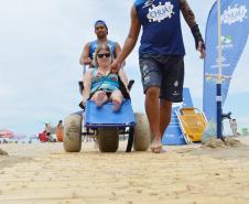 Pessoas com deficiência ou mobilidade reduzida podem usar cadeiras anfíbias no banho de mar - Foto: Aliocha Mauricio/SEDS