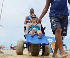 Pessoas com deficiência ou mobilidade reduzida podem usar cadeiras anfíbias no banho de mar - Foto: Aliocha Mauricio/SEDS