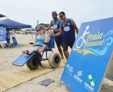 Pessoas com deficiência ou mobilidade reduzida podem usar cadeiras anfíbias no banho de mar - Foto: Aliocha Mauricio/SEDS