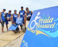 Pessoas com deficiência ou mobilidade reduzida podem usar cadeiras anfíbias no banho de mar - Foto: Aliocha Mauricio/SEDS