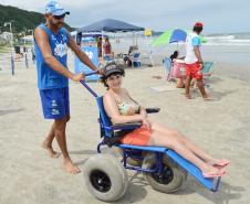 Pessoas com deficiência ou mobilidade reduzida podem usar cadeiras anfíbias no banho de mar - Foto: Aliocha Mauricio/SEDS