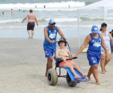 Pessoas com deficiência ou mobilidade reduzida podem usar cadeiras anfíbias no banho de mar - Foto: Aliocha Mauricio/SEDS