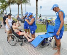 Pessoas com deficiência ou mobilidade reduzida podem usar cadeiras anfíbias no banho de mar - Foto: Aliocha Mauricio/SEDS