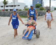 Pessoas com deficiência ou mobilidade reduzida podem usar cadeiras anfíbias no banho de mar - Foto: Aliocha Mauricio/SEDS