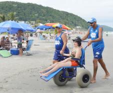 Pessoas com deficiência ou mobilidade reduzida podem usar cadeiras anfíbias no banho de mar - Foto: Aliocha Mauricio/SEDS