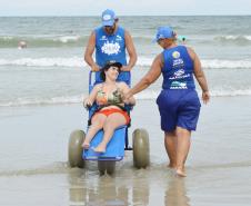 Pessoas com deficiência ou mobilidade reduzida podem usar cadeiras anfíbias no banho de mar - Foto: Aliocha Mauricio/SEDS