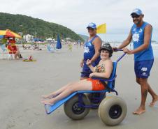 Pessoas com deficiência ou mobilidade reduzida podem usar cadeiras anfíbias no banho de mar - Foto: Aliocha Mauricio/SEDS