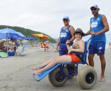 Pessoas com deficiência ou mobilidade reduzida podem usar cadeiras anfíbias no banho de mar - Foto: Aliocha Mauricio/SEDS