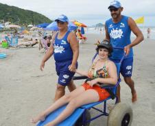 Pessoas com deficiência ou mobilidade reduzida podem usar cadeiras anfíbias no banho de mar - Foto: Aliocha Mauricio/SEDS