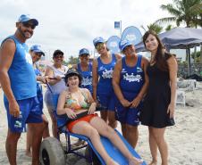 Pessoas com deficiência ou mobilidade reduzida podem usar cadeiras anfíbias no banho de mar - Foto: Aliocha Mauricio/SEDS