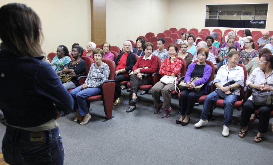 Um programa do Governo do Paraná, em parceria com a iniciativa privada, quer reduzir o número de acidentes de trânsito entre os idosos em Londrina. A Escola Prática Educativa de Trânsito do Departamento de Estradas de Rodagem do Paraná (DER-PR) e o Serviço Social do Comércio (Sesc) estão repassando dicas a 300 idosos sobre os perigos do trânsito da cidade. Foto: JorgeWoll.
