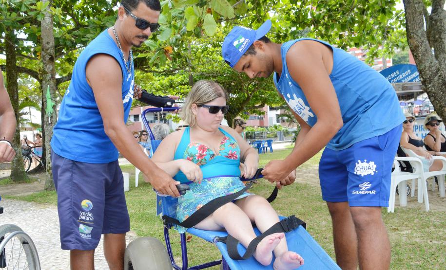 Pessoas com deficiência ou mobilidade reduzida podem usar cadeiras anfíbias no banho de mar - Foto: Aliocha Mauricio/SEDS