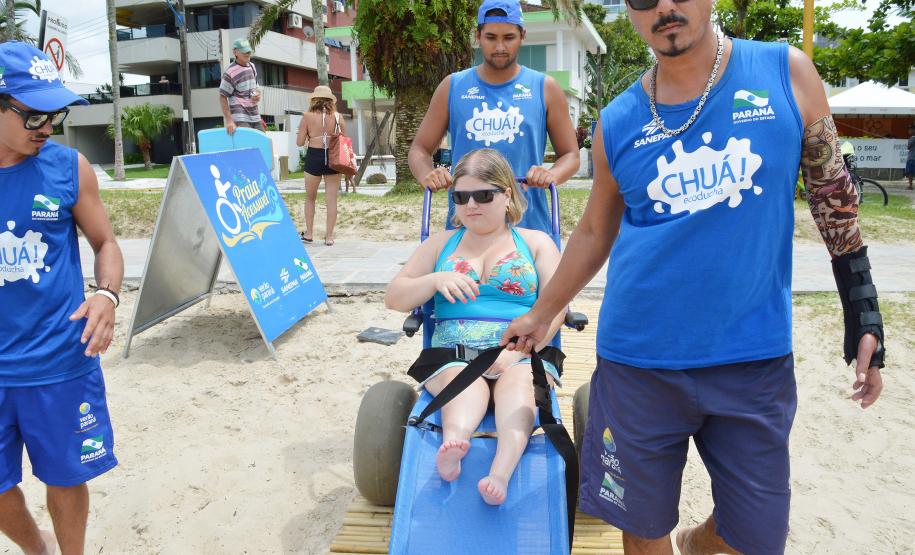 Pessoas com deficiência ou mobilidade reduzida podem usar cadeiras anfíbias no banho de mar - Foto: Aliocha Mauricio/SEDS