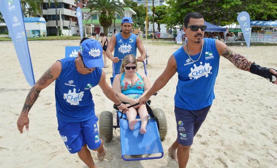 Pessoas com deficiência ou mobilidade reduzida podem usar cadeiras anfíbias no banho de mar - Foto: Aliocha Mauricio/SEDS