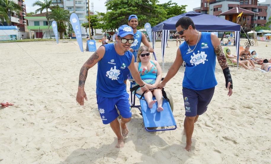Pessoas com deficiência ou mobilidade reduzida podem usar cadeiras anfíbias no banho de mar - Foto: Aliocha Mauricio/SEDS