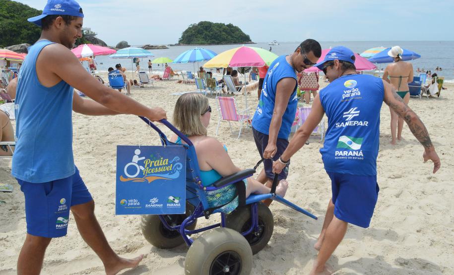 Pessoas com deficiência ou mobilidade reduzida podem usar cadeiras anfíbias no banho de mar - Foto: Aliocha Mauricio/SEDS