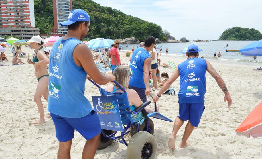 Pessoas com deficiência ou mobilidade reduzida podem usar cadeiras anfíbias no banho de mar - Foto: Aliocha Mauricio/SEDS