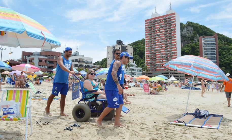 Pessoas com deficiência ou mobilidade reduzida podem usar cadeiras anfíbias no banho de mar - Foto: Aliocha Mauricio/SEDS