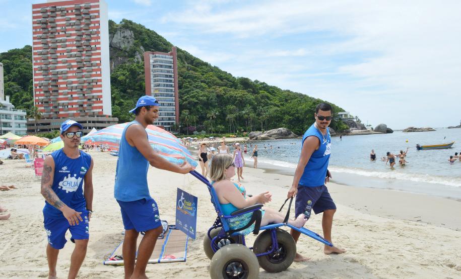 Pessoas com deficiência ou mobilidade reduzida podem usar cadeiras anfíbias no banho de mar - Foto: Aliocha Mauricio/SEDS
