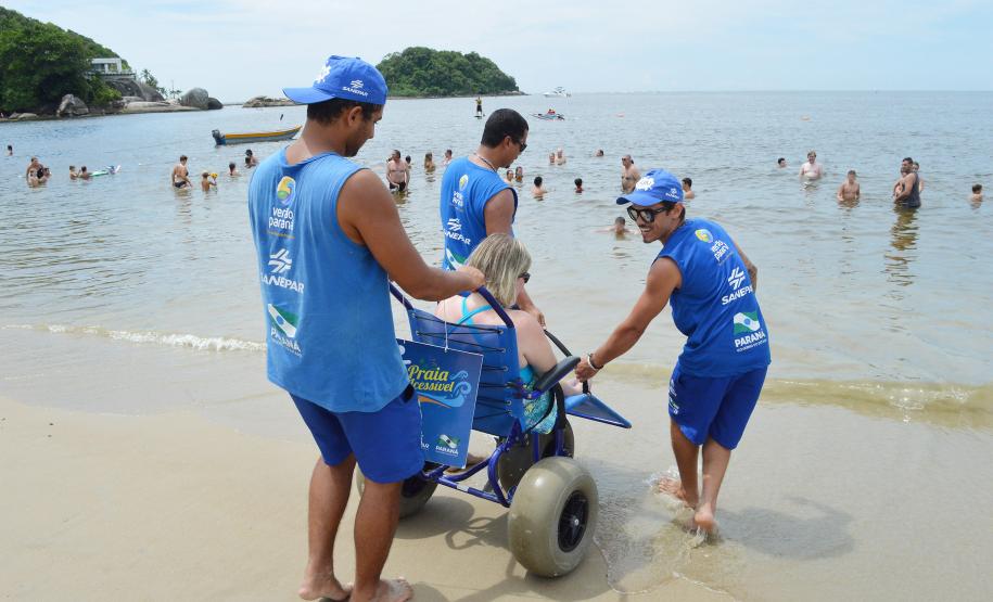 Pessoas com deficiência ou mobilidade reduzida podem usar cadeiras anfíbias no banho de mar - Foto: Aliocha Mauricio/SEDS