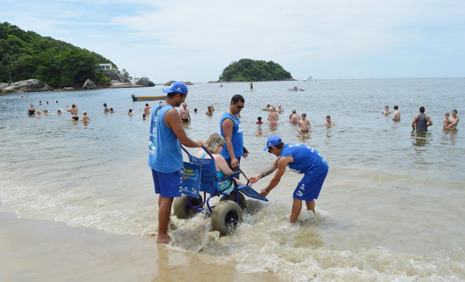 Pessoas com deficiência ou mobilidade reduzida podem usar cadeiras anfíbias no banho de mar - Foto: Aliocha Mauricio/SEDS