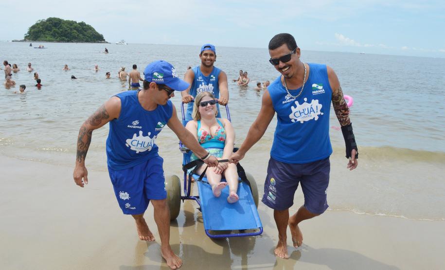 Pessoas com deficiência ou mobilidade reduzida podem usar cadeiras anfíbias no banho de mar - Foto: Aliocha Mauricio/SEDS