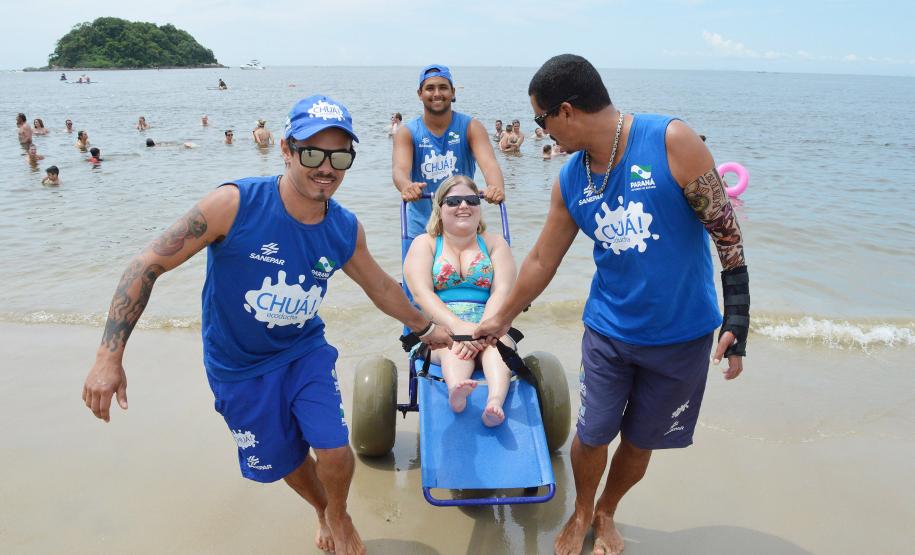 Pessoas com deficiência ou mobilidade reduzida podem usar cadeiras anfíbias no banho de mar - Foto: Aliocha Mauricio/SEDS