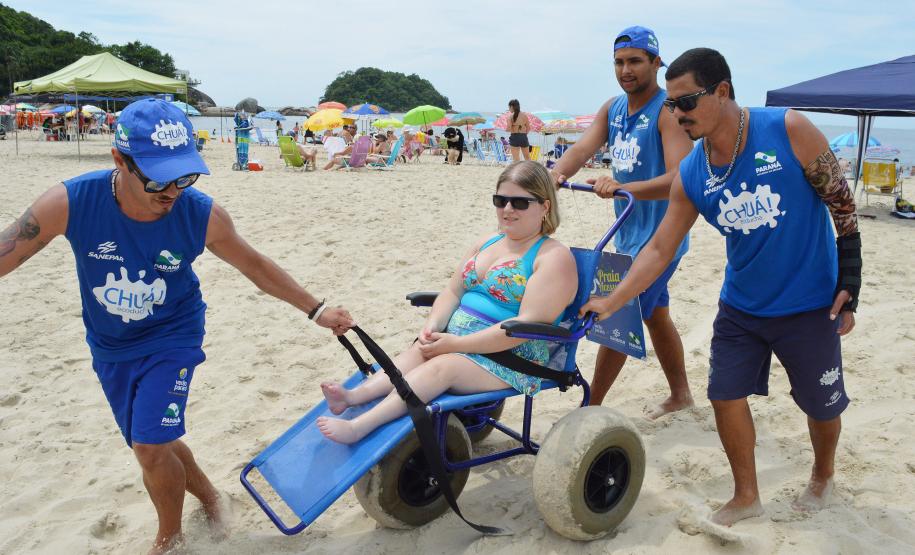 Pessoas com deficiência ou mobilidade reduzida podem usar cadeiras anfíbias no banho de mar - Foto: Aliocha Mauricio/SEDS