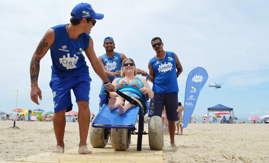 Pessoas com deficiência ou mobilidade reduzida podem usar cadeiras anfíbias no banho de mar - Foto: Aliocha Mauricio/SEDS