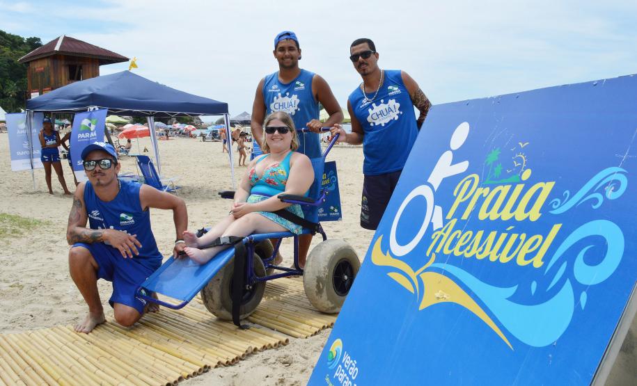 Pessoas com deficiência ou mobilidade reduzida podem usar cadeiras anfíbias no banho de mar - Foto: Aliocha Mauricio/SEDS
