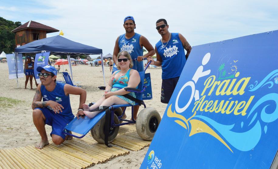 Pessoas com deficiência ou mobilidade reduzida podem usar cadeiras anfíbias no banho de mar - Foto: Aliocha Mauricio/SEDS