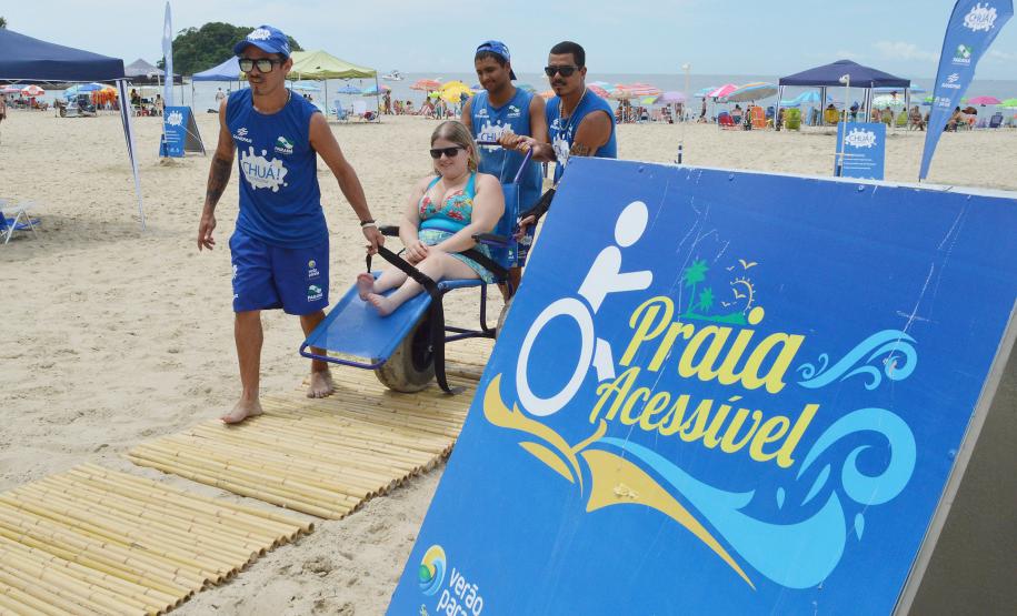 Pessoas com deficiência ou mobilidade reduzida podem usar cadeiras anfíbias no banho de mar - Foto: Aliocha Mauricio/SEDS