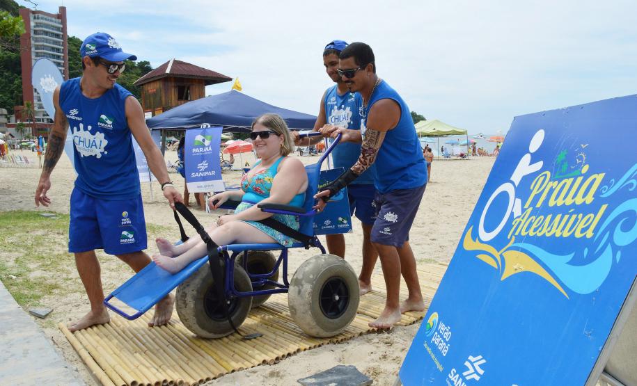 Pessoas com deficiência ou mobilidade reduzida podem usar cadeiras anfíbias no banho de mar - Foto: Aliocha Mauricio/SEDS