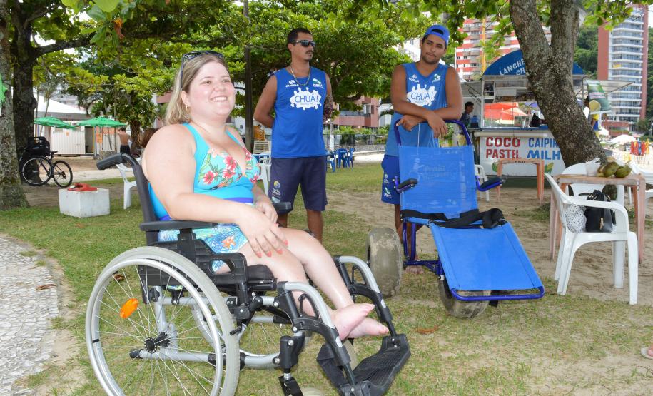 Pessoas com deficiência ou mobilidade reduzida podem usar cadeiras anfíbias no banho de mar - Foto: Aliocha Mauricio/SEDS