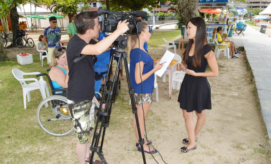 Pessoas com deficiência ou mobilidade reduzida podem usar cadeiras anfíbias no banho de mar - Foto: Aliocha Mauricio/SEDS