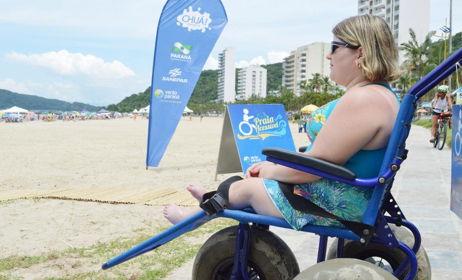 Pessoas com deficiência ou mobilidade reduzida podem usar cadeiras anfíbias no banho de mar - Foto: Aliocha Mauricio/SEDS