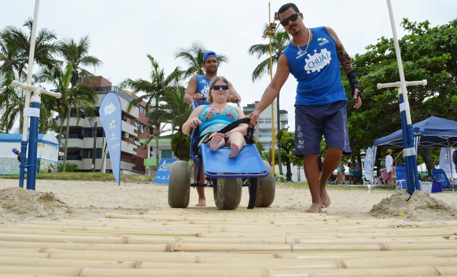 Pessoas com deficiência ou mobilidade reduzida podem usar cadeiras anfíbias no banho de mar - Foto: Aliocha Mauricio/SEDS