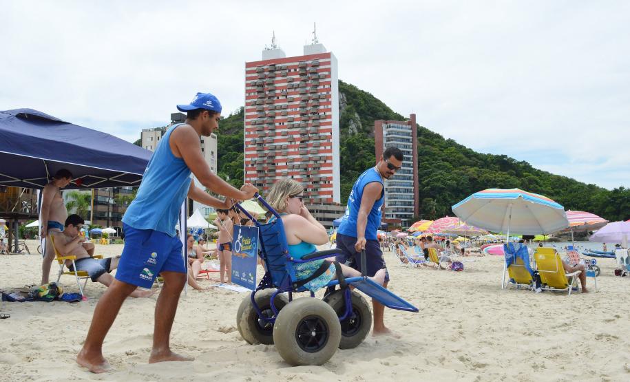 Pessoas com deficiência ou mobilidade reduzida podem usar cadeiras anfíbias no banho de mar - Foto: Aliocha Mauricio/SEDS