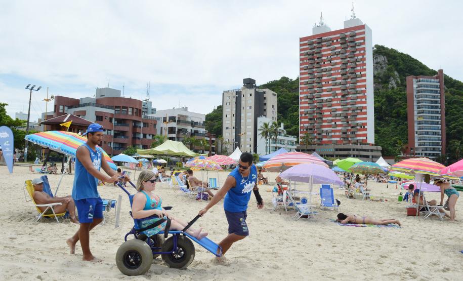 Pessoas com deficiência ou mobilidade reduzida podem usar cadeiras anfíbias no banho de mar - Foto: Aliocha Mauricio/SEDS