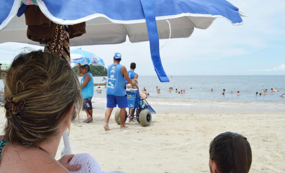 Pessoas com deficiência ou mobilidade reduzida podem usar cadeiras anfíbias no banho de mar - Foto: Aliocha Mauricio/SEDS