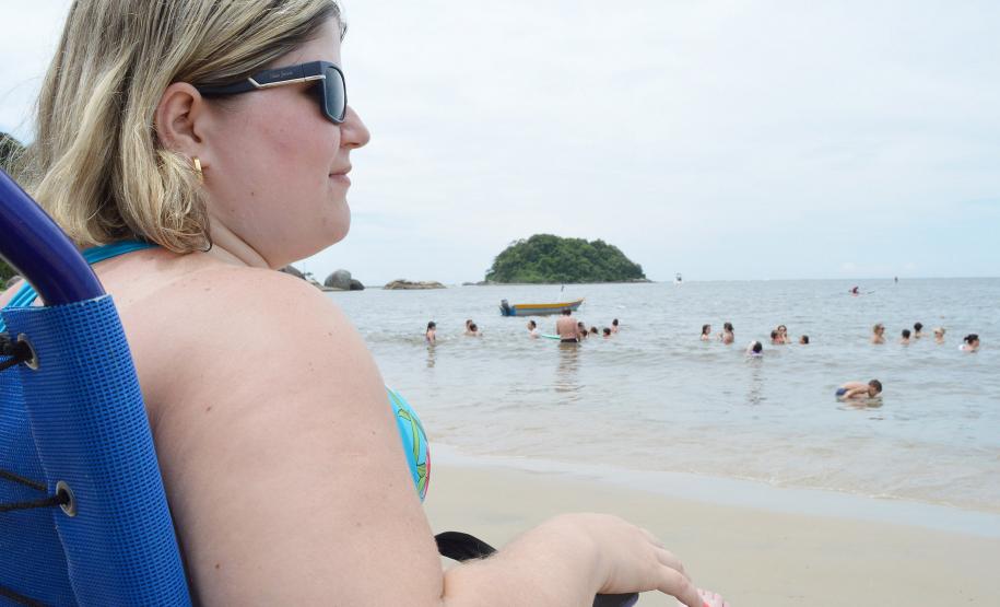 Pessoas com deficiência ou mobilidade reduzida podem usar cadeiras anfíbias no banho de mar - Foto: Aliocha Mauricio/SEDS