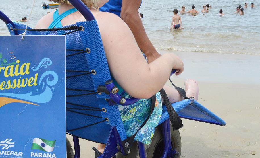 Pessoas com deficiência ou mobilidade reduzida podem usar cadeiras anfíbias no banho de mar - Foto: Aliocha Mauricio/SEDS