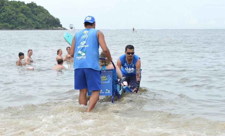 Pessoas com deficiência ou mobilidade reduzida podem usar cadeiras anfíbias no banho de mar - Foto: Aliocha Mauricio/SEDS