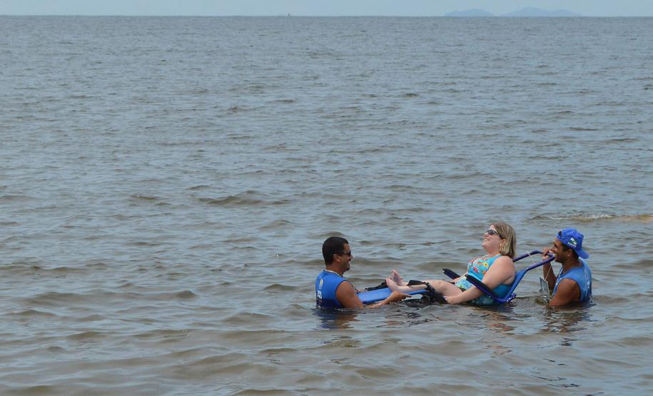 Pessoas com deficiência ou mobilidade reduzida podem usar cadeiras anfíbias no banho de mar - Foto: Aliocha Mauricio/SEDS
