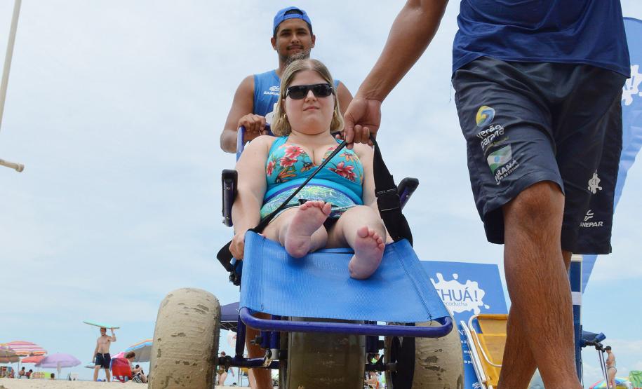 Pessoas com deficiência ou mobilidade reduzida podem usar cadeiras anfíbias no banho de mar - Foto: Aliocha Mauricio/SEDS