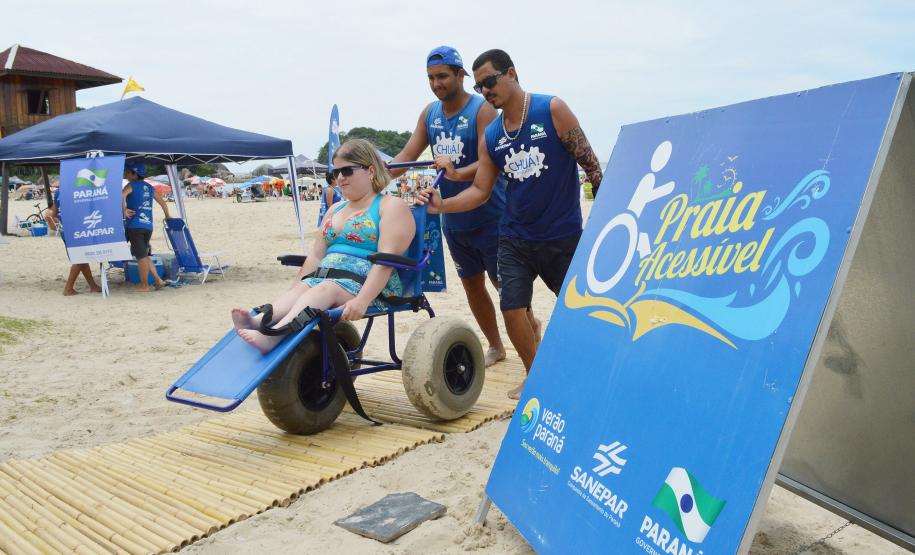 Pessoas com deficiência ou mobilidade reduzida podem usar cadeiras anfíbias no banho de mar - Foto: Aliocha Mauricio/SEDS