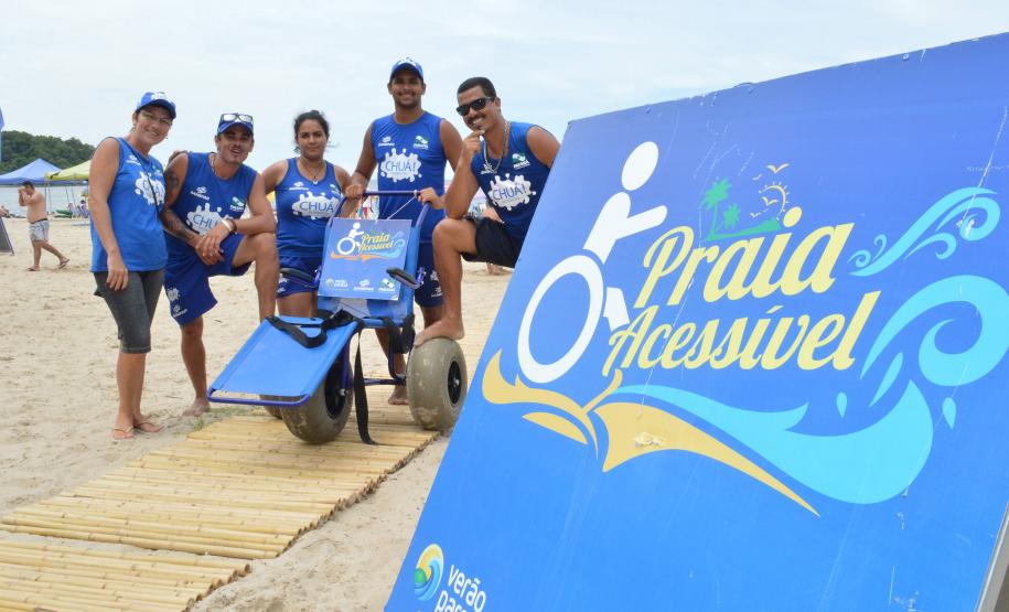 Pessoas com deficiência ou mobilidade reduzida podem usar cadeiras anfíbias no banho de mar - Foto: Aliocha Mauricio/SEDS