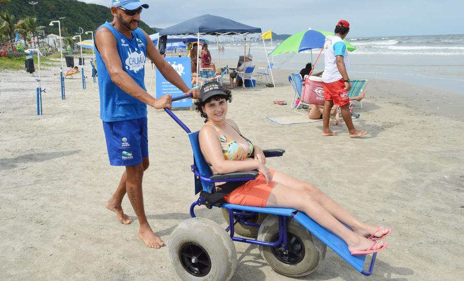 Pessoas com deficiência ou mobilidade reduzida podem usar cadeiras anfíbias no banho de mar - Foto: Aliocha Mauricio/SEDS