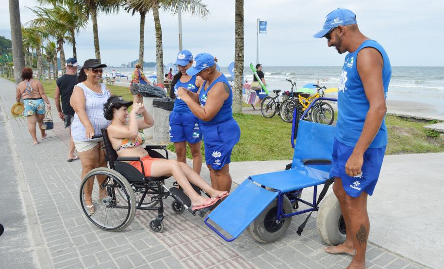 Pessoas com deficiência ou mobilidade reduzida podem usar cadeiras anfíbias no banho de mar - Foto: Aliocha Mauricio/SEDS