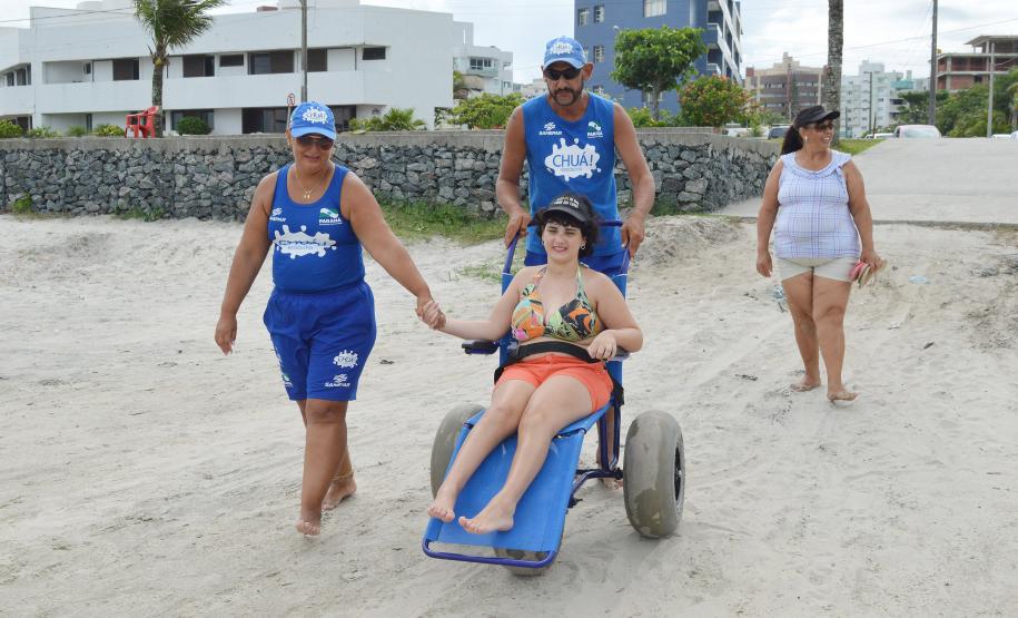 Pessoas com deficiência ou mobilidade reduzida podem usar cadeiras anfíbias no banho de mar - Foto: Aliocha Mauricio/SEDS